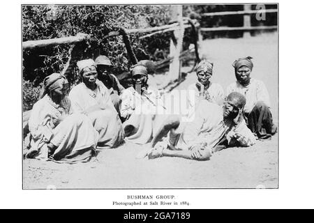 Bushman Group fotografiert in Salt River im Jahr 1884 aus dem Buch "Exemplare der Bushman Folklore" von Bleek, W. H. I. (Wilhelm Heinrich Immanuel), Lloyd, Lucy Catherine, Theal, George McCall, 1837-1919 Veröffentlicht in London von G. Allen & Company, ltd. Im Jahr 1911. Die San-Völker (auch Saan) oder Buschmänner sind Mitglieder verschiedener Khoe-, Tuu- oder Kxʼa-sprechender indigener Jäger- und Sammlergruppen, die die ersten Nationen des südlichen Afrikas sind und deren Territorien Botswana, Namibia, Angola, Sambia, Simbabwe, Lesotho und Südafrika. Stockfoto