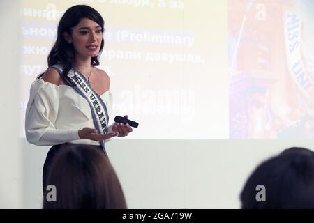 KIEW, UKRAINE - 28. JULI 2021 - Miss Ukraine Universe 2020 Yelyzaveta Yastremska hält einen Vortrag über die Geschichte des Schönheitswettbewerts während der Auswahl Stockfoto