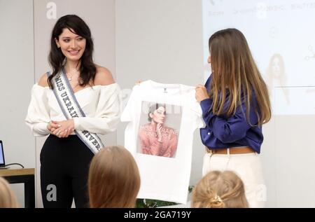 KIEW, UKRAINE - 28. JULI 2021 - Miss Ukraine Universe 2020 Yelyzaveta Yastremska (L) nimmt an der Auswahlphase des Schönheitswettbewerben in Kiew, Capita, Teil Stockfoto