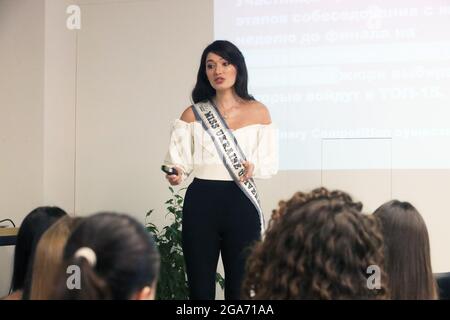 KIEW, UKRAINE - 28. JULI 2021 - Miss Ukraine Universe 2020 Yelyzaveta Yastremska hält einen Vortrag über die Geschichte des Schönheitswettbewerts während der Auswahl Stockfoto