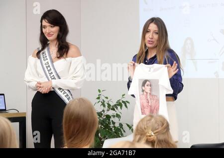 KIEW, UKRAINE - 28. JULI 2021 - Miss Ukraine Universe 2020 Yelyzaveta Yastremska (L) nimmt an der Auswahlphase des Schönheitswettbewerben in Kiew, Capita, Teil Stockfoto