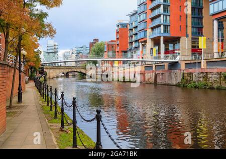 Blick vom Salford Towpath auf die moderne Fußgängerbrücke Spinningfields über den Fluss Irwell in Manchester, Nordwestengland, Großbritannien Stockfoto