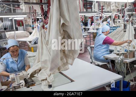 Denizli / Türkei - 06/07/2014: Unbekannte Arbeiterinnen, die in einer Textilfabrik arbeiten. Stockfoto