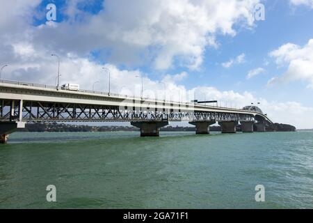 Neuseeland. Oktober 2017. Auckland Harbour Bridge unter einem wolkigen blauen Himmel in der Innenstadt von Auckland, Neuseeland, 11. Oktober 2017. (Foto: Smith Collection/Gado/Sipa USA) Quelle: SIPA USA/Alamy Live News Stockfoto