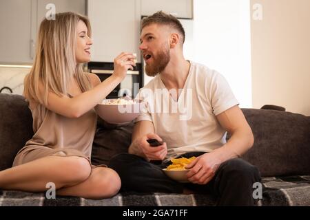 Paar sitzen auf dem Sofa und schauen Fernsehen oder Film Stockfoto