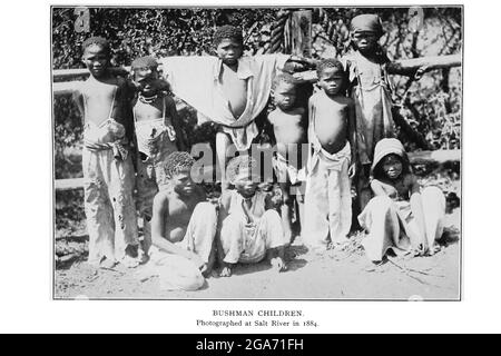 Bushman Children fotografiert in Salt River im Jahr 1884 aus dem Buch "Exemplare der Bushman Folklore" von Bleek, W. H. I. (Wilhelm Heinrich Immanuel), Lloyd, Lucy Catherine, Theal, George McCall, 1837-1919 Veröffentlicht in London von G. Allen & Company, ltd. Im Jahr 1911. Die San-Völker (auch Saan) oder Buschmänner sind Mitglieder verschiedener Khoe-, Tuu- oder Kxʼa-sprechender indigener Jäger- und Sammlergruppen, die die ersten Nationen des südlichen Afrikas sind und deren Territorien Botswana, Namibia, Angola, Sambia, Simbabwe, Lesotho und Südafrika. Stockfoto