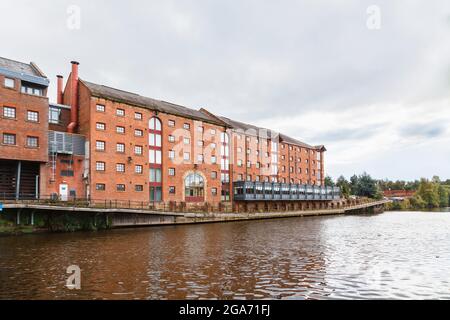 Blick von der Salford-Seite über den Fluss Irwell auf Spinningfields und das Manchester Marriott Victoria & Albert Hotel Manchester, Nordwestengland Stockfoto