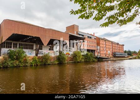 Blick von der Salford-Seite über den Fluss Irwell auf Spinningfields und das Manchester Marriott Victoria & Albert Hotel Manchester, Nordwestengland Stockfoto