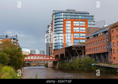 Blick von der Salford-Seite über den Fluss Irwell auf die New Quay Street Bridge und Spinningfields, Manchester, Nordwestengland Stockfoto