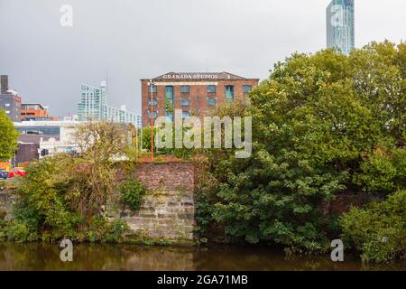 Blick auf die Old Granada Studios in Spinningfields von der Salford-Seite des Flusses Irwell, Manchester, Nordwestengland, Großbritannien Stockfoto