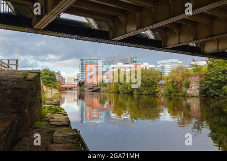 Blick von der Salford-Seite über den Fluss Irwell auf Spinningfields und das Manchester Marriott Victoria & Albert Hotel Manchester, Nordwestengland Stockfoto