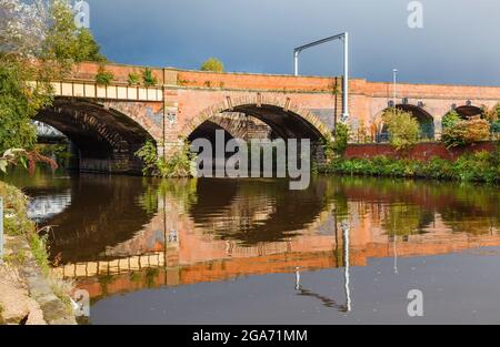 Castlefield Viaduct Eisenbahnbrücke über den Fluss Irwell zwischen Salford und Castlefield, Manchester, Nordwestengland, Großbritannien Stockfoto