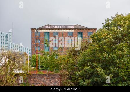 Blick auf die Old Granada Studios in Spinningfields von der Salford-Seite des Flusses Irwell, Manchester, Nordwestengland, Großbritannien Stockfoto