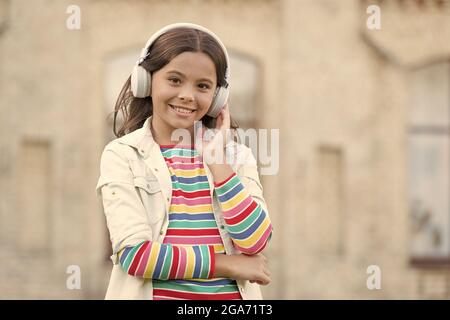 Glücklich energetische Mädchen Musik hören moderne Kopfhörer, Audio-Unterricht Konzept Stockfoto