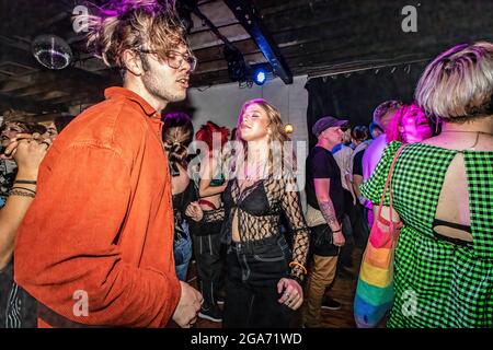 Manchester, Großbritannien. Juli 2021. Nachtschwärmer genießen eine Mittwochnacht im Aatma im nördlichen Viertel von Manchester. Free Strangers Headlined zusammen mit Lucid Dreams und The Redeemers für ihren ersten großen Auftritt seit der Pandemie. Dies ist einer der ersten großen Auftritte des Aatma Nightclub, der aufgrund der Pandemie in achtzehn Monaten veranstaltet wurde. Kredit: SOPA Images Limited/Alamy Live Nachrichten Stockfoto