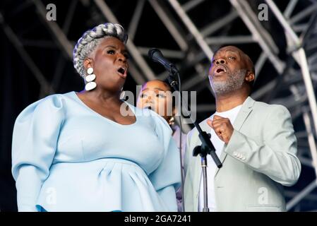 Der Kingdom Choir tritt im Juli 2021 auf einem Musikfestival in Maldon, Essex, Großbritannien, auf, nachdem die COVID-Beschränkungen mit Karen Gibson enden Stockfoto