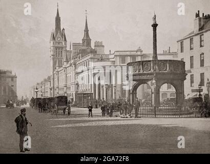 Eine Ansicht des Marktkreuzes und der Stadtgebäude aus dem späten 19. Jahrhundert in Aberdeen, einer Stadt im Nordosten Schottlands. Der Markt oder Mercat Cross wurde 1686 von John Montgomery entworfen und verfügt über Säulen mit tierischen Wasserspeiern und Medaillons. Zehn der zwölf Medaillons illustrieren die Monarchen von Stewart, nämlich von James I. bis James V., Mary Queen of Scots, James VI, Charles I und II und James VII. Die übrigen beiden zeigen das königliche Wappen und das Wappen der Stadt. Hier wurden neue Monarchen ausgerufen, die für die Jakobiten wichtig waren, wie am 20. September 1715, als der Alte Vorbesitzer dort zum König erklärt wurde. Stockfoto