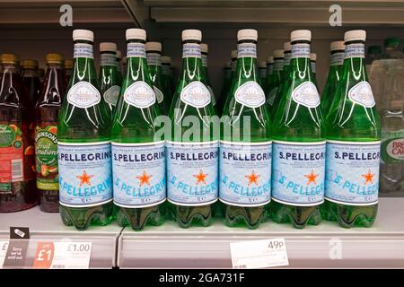 Reihe von S. Pellegrino Mineralwasser mit Kohlensäure in grünen recycelbaren Plastikflaschen auf einem Regal in Co Op Supermarket UK KATHY DEWITT Stockfoto