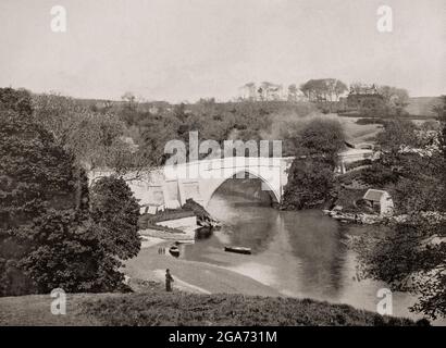 Eine Ansicht der Brig o' Balgownie (ursprünglich die Brücke des Don) aus dem späten 19. Jahrhundert, eine Brücke aus dem 13. Jahrhundert, die den Fluss Don in Old Aberdeen, Aberdeen, Schottland, überspannt. Der Bau begann im späten 13. Jahrhundert von Richard Cementarius, obwohl seine Fertigstellung erst 1320 zur Zeit des schottischen Unabhängigkeitskrieges erfolgte. Im Laufe ihrer Geschichte wurde die Brücke als ein wichtiges gut angesehen. Fünf Jahrhunderte lang war der Besitz der Brücke die einzige Möglichkeit, große Armeen schnell entlang der Ostküste von Aberdeenshire oder einer Handelsroute in die wohlhabenden Gebiete des Nordostens von Schottland zu bewegen. Stockfoto