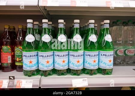 Reihe von S. Pellegrino Mineralwasser mit Kohlensäure in grünen recycelbaren Plastikflaschen auf einem Regal in Co Op Supermarket UK KATHY DEWITT Stockfoto