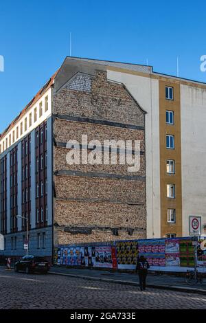 Grundriss eines Gebäudes auf einer Firewall und leerstehenden Grundstücks an der Ecke Rungestrasse & Brückenstrasse, Mitte, Berlin Stockfoto