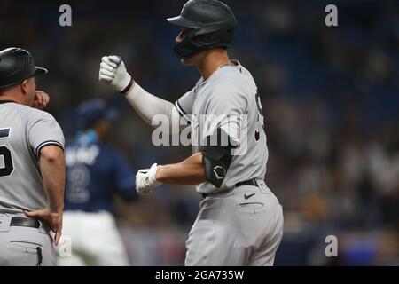 St. Petersburg, Florida. USA; der New York Yankees-Outfielder Aaron Judge (99) spielt im zehnten Inning während eines Baseballspiels der Major League ins Mittelfeld Stockfoto