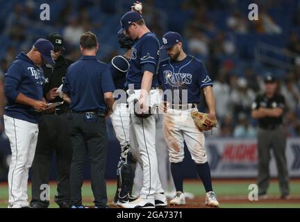 St. Petersburg, Florida. USA; Kevin Cash, der Manager der Tampa Bay Rays (16), und Joseph Benge, der Trainer des Sportleiters, kommen heraus, um den verletzten Entlastungskrug Pete Fa Stockfoto