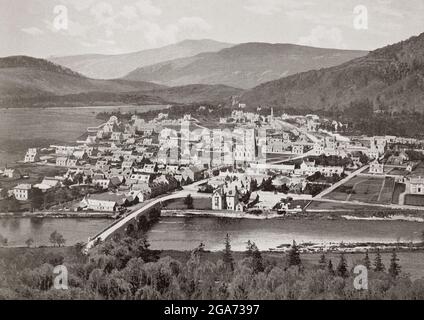 Ein Blick aus dem späten 19. Jahrhundert auf Ballater, eine Burg am Fluss Dee, unmittelbar östlich der Cairngorm Mountains in Aberdeenshire, Schottland. Anfang des 14. Jahrhunderts gehörte das Gebiet zu den Besitzungen der Johanniter, aber die Siedlung entwickelte sich erst um 1770; Zuerst als Kurort, um die Besucher des Pannanich-Mineralbrunnen zu beherbergen, dann später, nach der Ankunft der Eisenbahn im Jahr 1866, wurde es von vielen Touristen besucht, die den dadurch erleichterten Zugang nutzten. Stockfoto