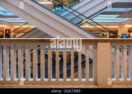 Galerie Kaufhof, Inneneinrichtung und Rolltreppen, Alexanderplatz, Mitte Berlin, Deutschland Stockfoto