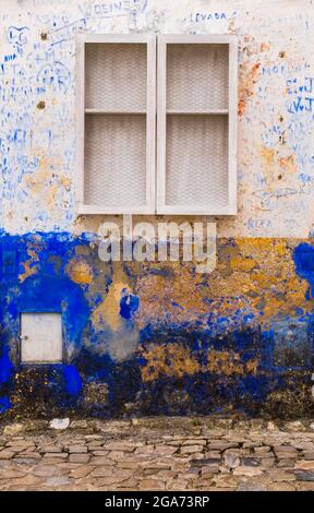 Obidos, Portugal - 30. Juni 2021: Wunderschöne Strukturmauer in der mittelalterlichen Stadt Obidos Stockfoto