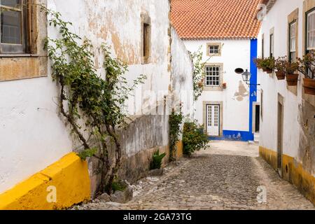 Obidos, Portugal - 30. Juni 2021: Malerische Straße in der mittelalterlichen Stadt Obidos Stockfoto