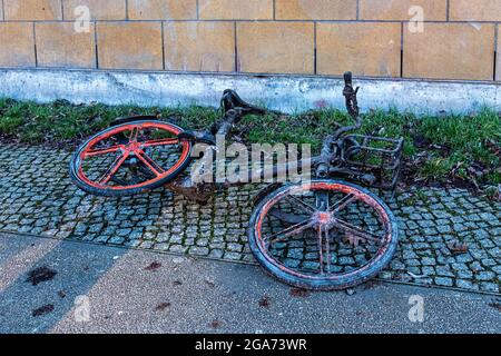 Am Ufer der Spree liegendes rostiges, mit Schlamm bedecktes Fahrrad wurde aus dem Wasser Keuzberg, Berlin, geholt Stockfoto