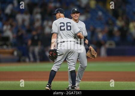 St. Petersburg, Florida. USA; der New Yorker Yankees-Außenfeldspieler Aaron Judge wird nach einem Major League BAS von seinem Teamkollegen DJ LeMahieu (26) gratuliert Stockfoto