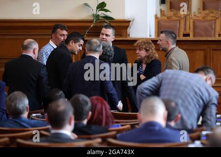 Sofia, Bulgarien - 29. Juli 2021: Abgeordnete der Partei „There is such a People“ (ITN) sprechen vor einer Sitzung im plenarsaal des parlaments der Nationalversammlung der Republik Bulgarien. Stockfoto