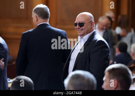 Sofia, Bulgarien - 29. Juli 2021: Vor einer Sitzung wird der Abgeordnete mit schwarzer Sonnenbrille im plenarsaal des parlaments der Nationalversammlung der Republik Bulgarien gesehen. Stockfoto