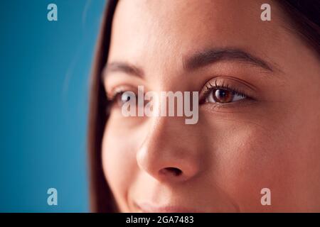 Nahaufnahme Der Augen Einer Lächelnden Jungen Frau Auf Blauem Hintergrund Im Studio Stockfoto
