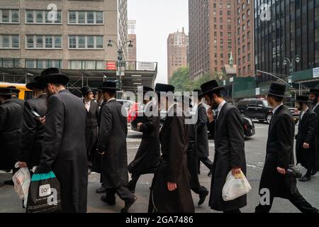 NEW YORK, USA - 21. Jul 2021: Ultraorthodoxe Juden protestieren vor dem israelischen Konsulat in New York City gegen die Politik der israelischen Regierung Stockfoto