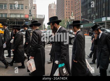 NEW YORK, USA - 21. Jul 2021: Ultraorthodoxe Juden protestieren vor dem israelischen Konsulat in New York City gegen die Politik der israelischen Regierung Stockfoto
