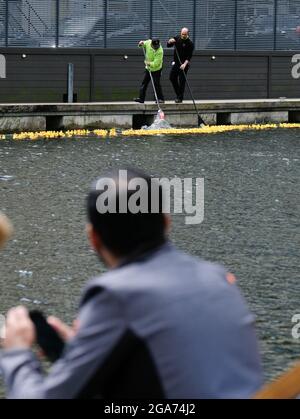 Merchant Square, London, Großbritannien. Juli 2021. Das jährliche Rubber Duck Race in Merchant Square, Paddington, um Geld für COSMIC (Children of St. Mary’s Intensive Care) zu sammeln. Kredit: Matthew Chattle/Alamy Live Nachrichten Stockfoto