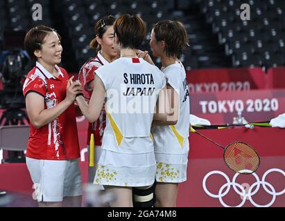 (210729) -- TOKIO, 29. Juli 2021 (Xinhua) -- Chinas Chen Qingchen (1. L), Jia Yifan (2. L) begrüßen die japanischen Fukushima Yuki (1. R) und Hirota Sayaka nach dem Doppelquartal der Badminton-Frauen bei den Olympischen Spielen 2020 in Tokio, Japan, 29. Juli 2021. Stockfoto