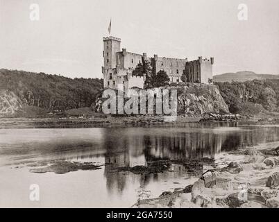 Eine Ansicht des Dunvegan Castle aus dem späten 19. Jahrhundert auf der Isle of Skye, vor der Westküste Schottlands. Es ist der Sitz des MacLeod von MacLeod, Chef des Clans MacLeod. Wahrscheinlich eine befestigte Stätte aus den frühesten Zeiten, wurde die Burg zum ersten Mal im 13. Jahrhundert erbaut und entwickelte sich im Laufe der Jahrhunderte stückweise. Im 19. Jahrhundert wurde das gesamte Schloss in einem imitierten mittelalterlichen Stil umgebaut. Das Schloss ist auf einem erhöhten Felsen mit Blick auf eine Bucht am Ostufer des Loch Dunvegan, einem See-loch, erbaut. Stockfoto