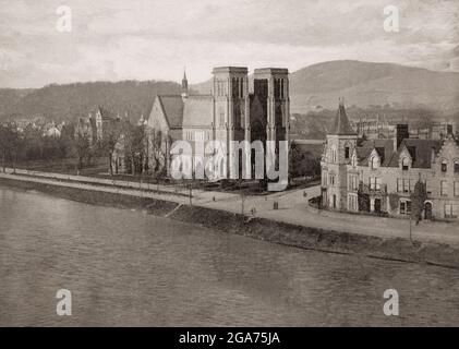 Eine Ansicht der Kathedrale von Inverness aus dem späten 19. Jahrhundert, auch bekannt als die Cathedral Church of Saint Andrew of the Scottish Episcopal Church, die sich in der Stadt Inverness in Schottland in der Nähe des Ufers des Flusses Ness befindet. Sie ist die nördlichste Kathedrale auf dem britischen Festland und war die erste neue protestierende Kathedrale, die in Großbritannien seit der Reformation fertiggestellt wurde. Der Grundstein wurde 1866 gelegt und der Bau wurde bis 1869 abgeschlossen, obwohl fehlende Mittel den Bau der beiden riesigen Türme des ursprünglichen Entwurfs ausschlossen. Der Architekt war Alexander Ross, der in der Stadt seinen Sitz hatte. Stockfoto