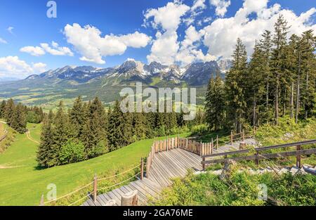 Blick auf den Wilden Kaiser vom Astberg-Bergkino 'Kaiserkino' in Going am Wilden Kaiser Stockfoto