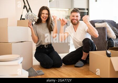 Glückliches europäisches Paar, das zu Hause feiert Stockfoto