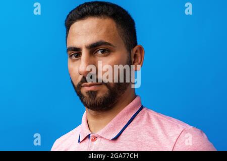 Nahaufnahme eines jungen arabischen Mannes im Studio Stockfoto