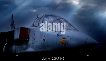 Der SEPECAT Jaguar ist ein anglo-französisches Düsenangriffsflugzeug, das ursprünglich von der britischen Royal Air Force und der französischen Air Force eingesetzt wurde. Sky hinzugefügt. Stockfoto