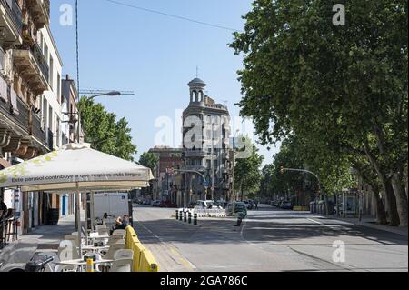 BARCELONA, SPANIEN - 18. Jun 2021: Eine malerische Aussicht auf die Pere IV Straße in Barcelona mit alten Gebäuden Stockfoto