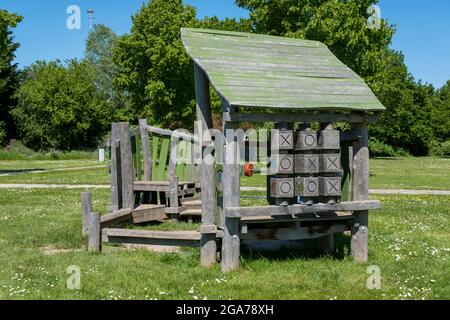 Kinderspielplatz - Spielzeug im Freien - Kinderspielplatz auf Gras in den niederlanden Stockfoto