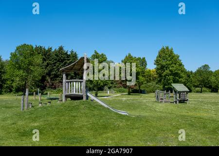 Kinderspielplatz - Spielzeug im Freien - Kinderspielplatz auf Gras in den niederlanden Stockfoto