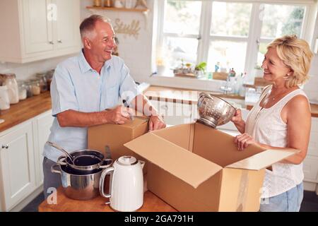 Senior Paar Downsizing Im Ruhestand Verpackung Und Etikettierung Boxen Bereit Für Den Umzug In Neues Zuhause Stockfoto